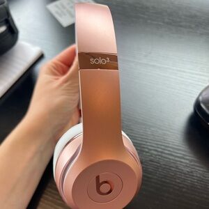 Wireless Beats solo 3, rose gold. Like new, only a small stain on the case.